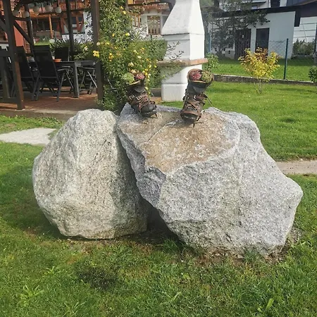 In Mit Garten Und Terrasse Holiday home
